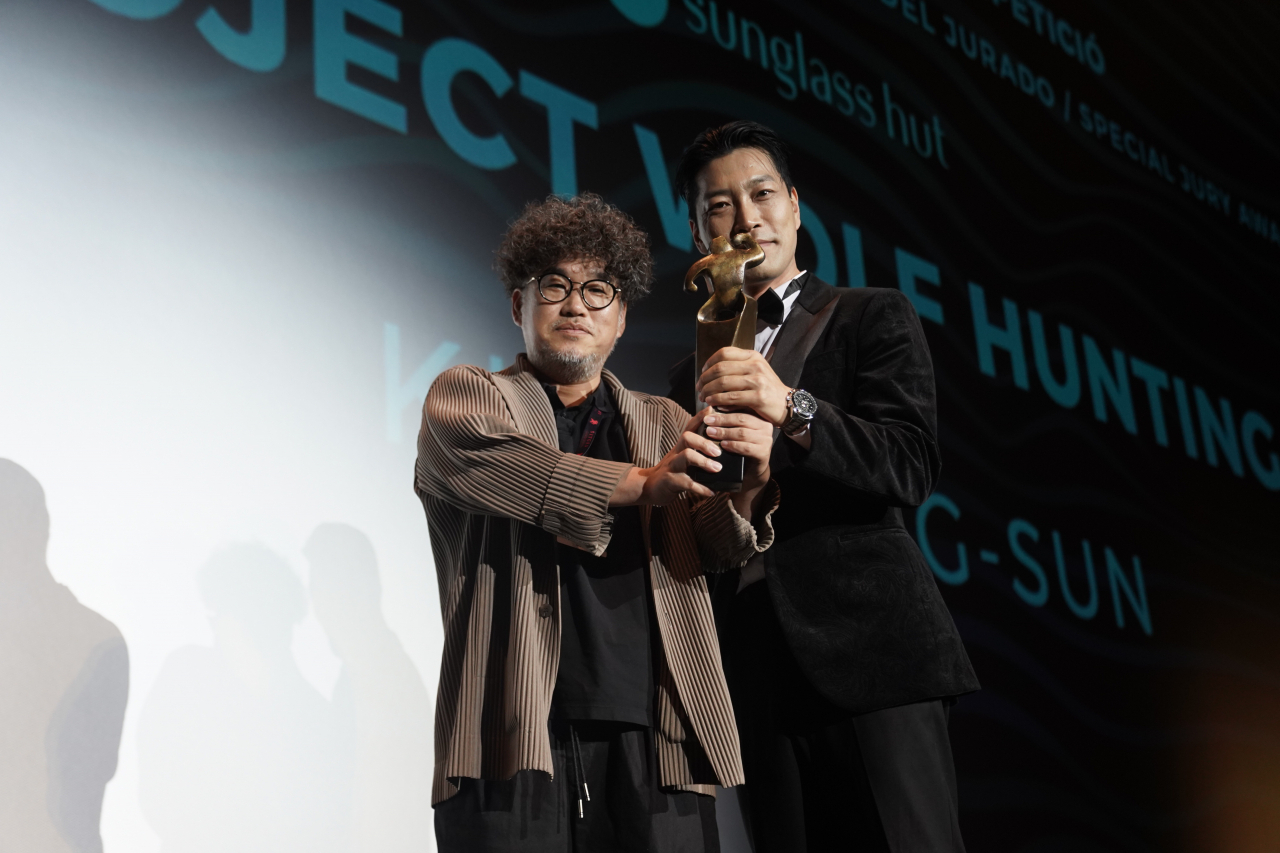 Director Kim Hong-sun (left) and actor Choi Gwi-hwa of 