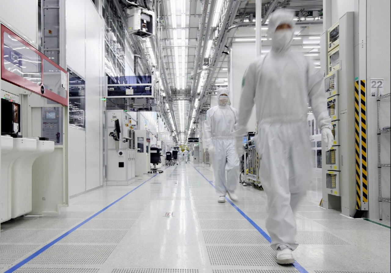 Samsung Electronics employees are seen at the tech giant's chip-manufacturing plant in Xi'an, central China. (Samsung Electronics)