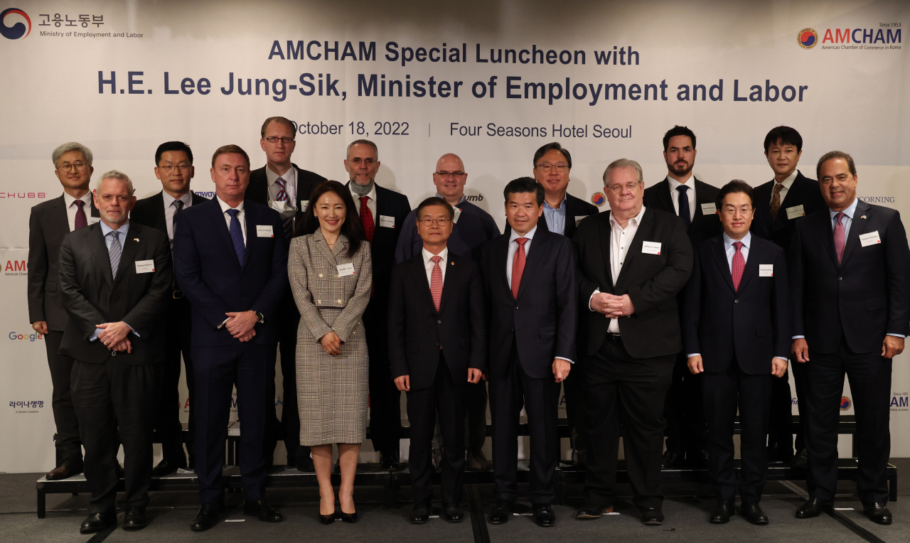 Minister of Employment and Labor Lee Jung-sik (fourth from left in front row) poses during a meeting with executives from the American Chamber of Commerce in Korea at a hotel in Seoul on Tuesday. Participants included AmCham Korea Chairman James Kim (fifth from left in front row). (Yonhap)
