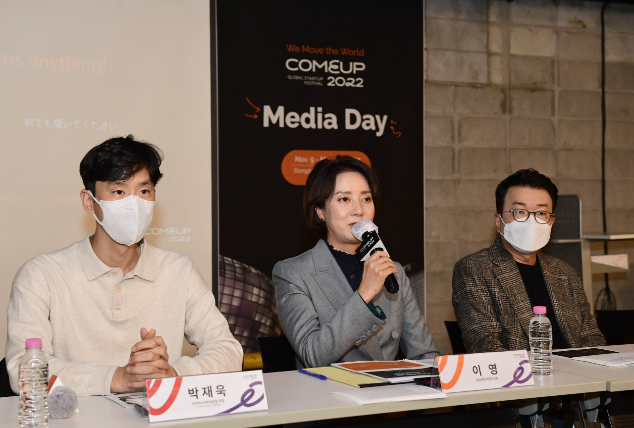 SMEs and Startups Minister Lee Young (second from left) speaks during a press conference for Comeup 2022 at Maru 100 in Gangnam-gu, Seoul on Tuesday. (The Ministry of SMEs and Startups)