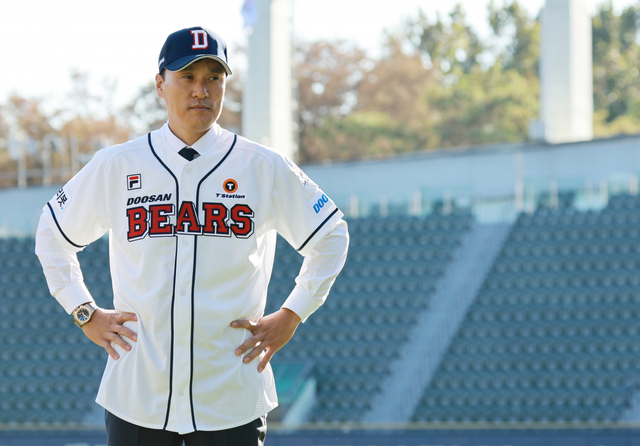 New Doosan Bears manager Lee Seung-yuop poses in a uniform at Jamsil Baseball Stadium in Seoul on Tuesday. (Yonhap)