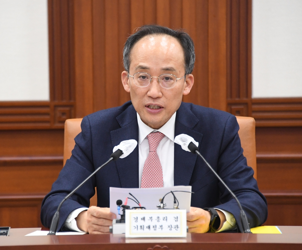 Finance Minister Choo Kyung-ho speaks during a meeting with officials from economy-related ministries in Seoul on Wednesday, in this photo released by the Ministry of Economy and Finance. (Ministry of Economy and Finance)