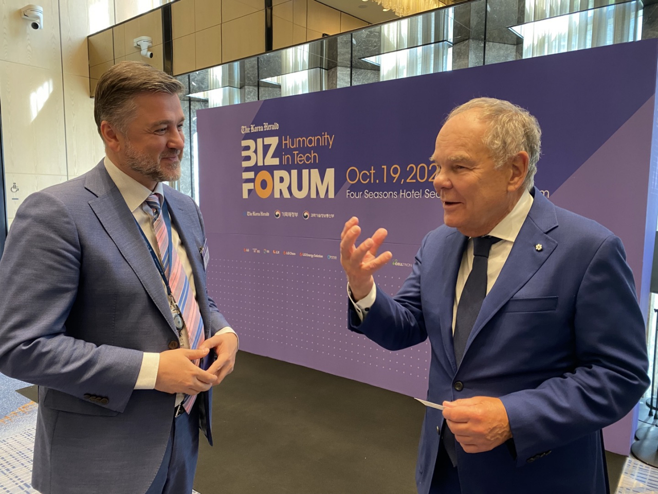 Estonian Ambassador to Korea Sten Schwede interacts with Don Tapscott -- executive chairman of the Blockchain Research Institute and author of global bestseller “Blockchain Revolution” at The Korea Herald Biz Forum on Wednesday at Four Seasons Hotel in Jung-gu, Seoul.
