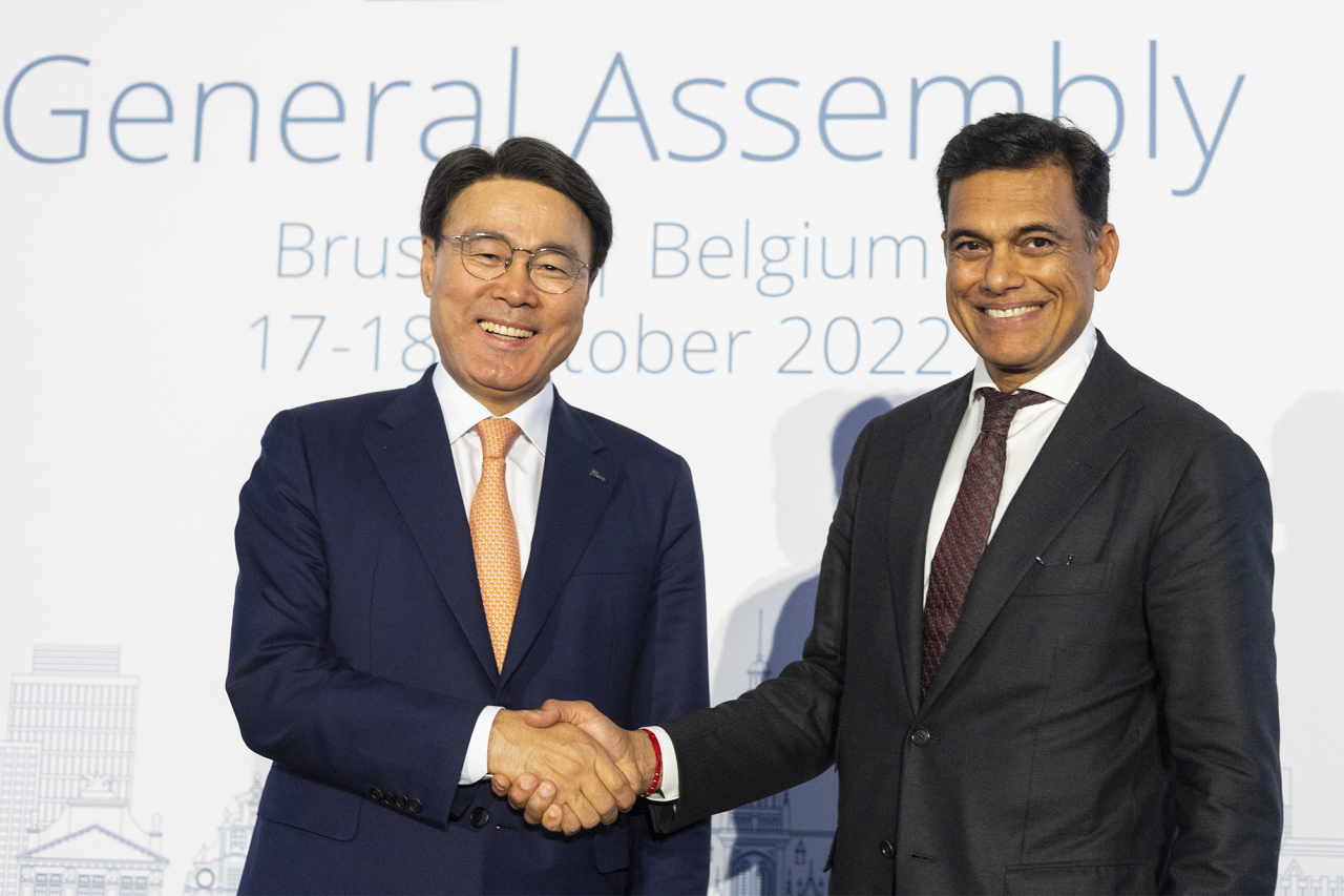 Posco Group Chairman Choi Jung-woo (left) poses with Indian steelmaker Jindal Steel Works Chairman Sajjan Jindal, who served in the World Steel Association’s chairman role for the previous one-year term. (Posco Group)