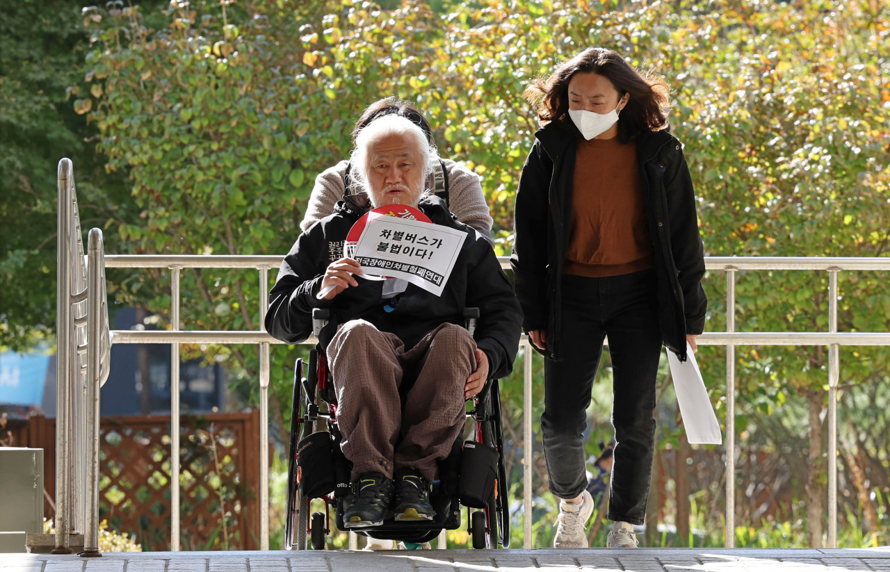 Park Kyoung-seok, head of Solidarity Against Disability Discrimination, enters the Seoul Central District Court on Tuesday. (Yonhap)