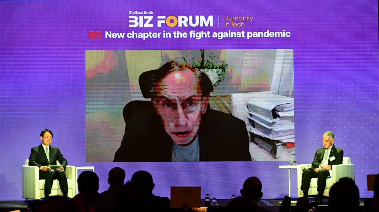 Moderna co-founder Robert Langer and International Vaccine Institute head Jerome Kim speak during a session moderated by BG Rhee, chairperson of GI Innovation, at The Korea Herald Biz Forum on Wednesday. (Park Hae-mook/The Korea Herald)