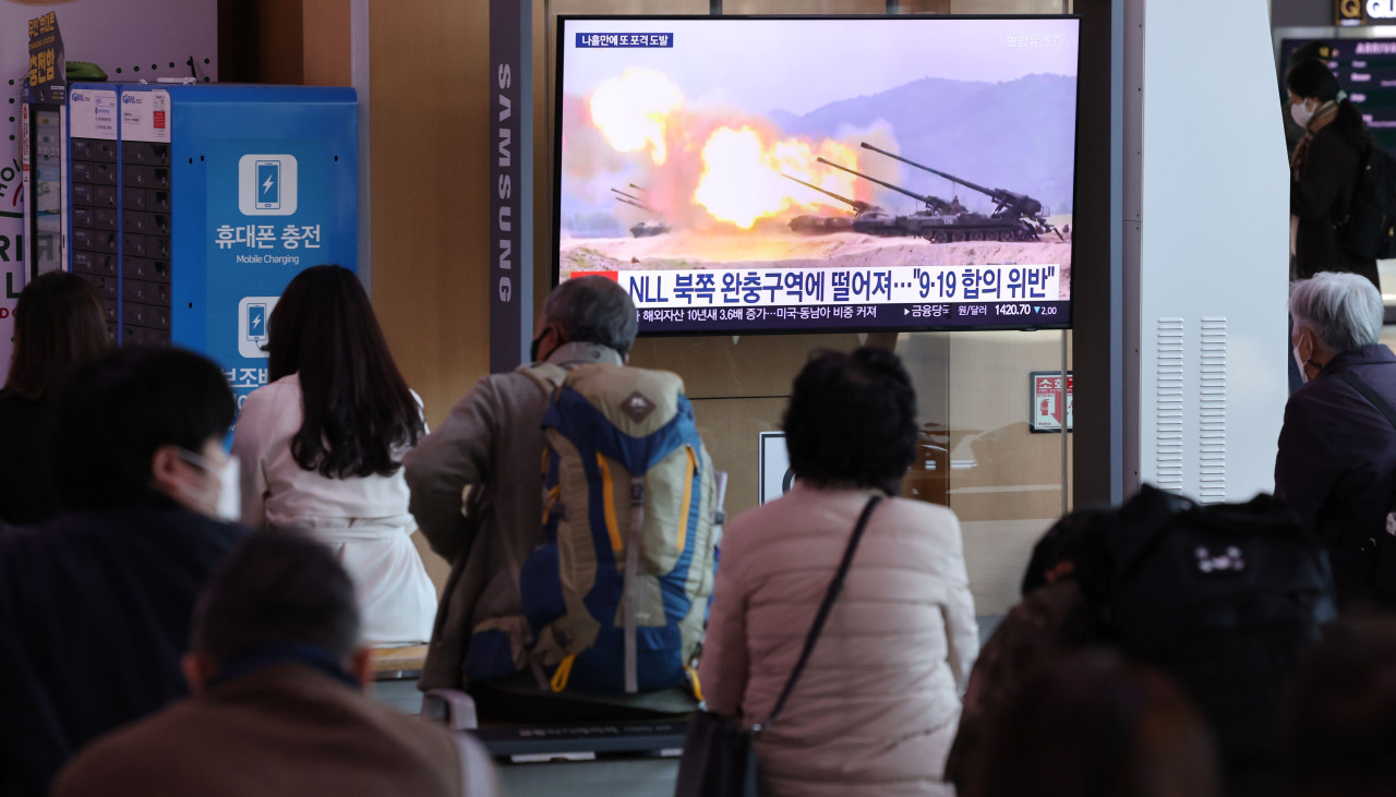 This photo, taken on Oct. 19, shows a news report on North Korea`s firing of artillery shots into maritime buffer zones being aired on television at Seoul Station in central Seoul. (Yonhap)