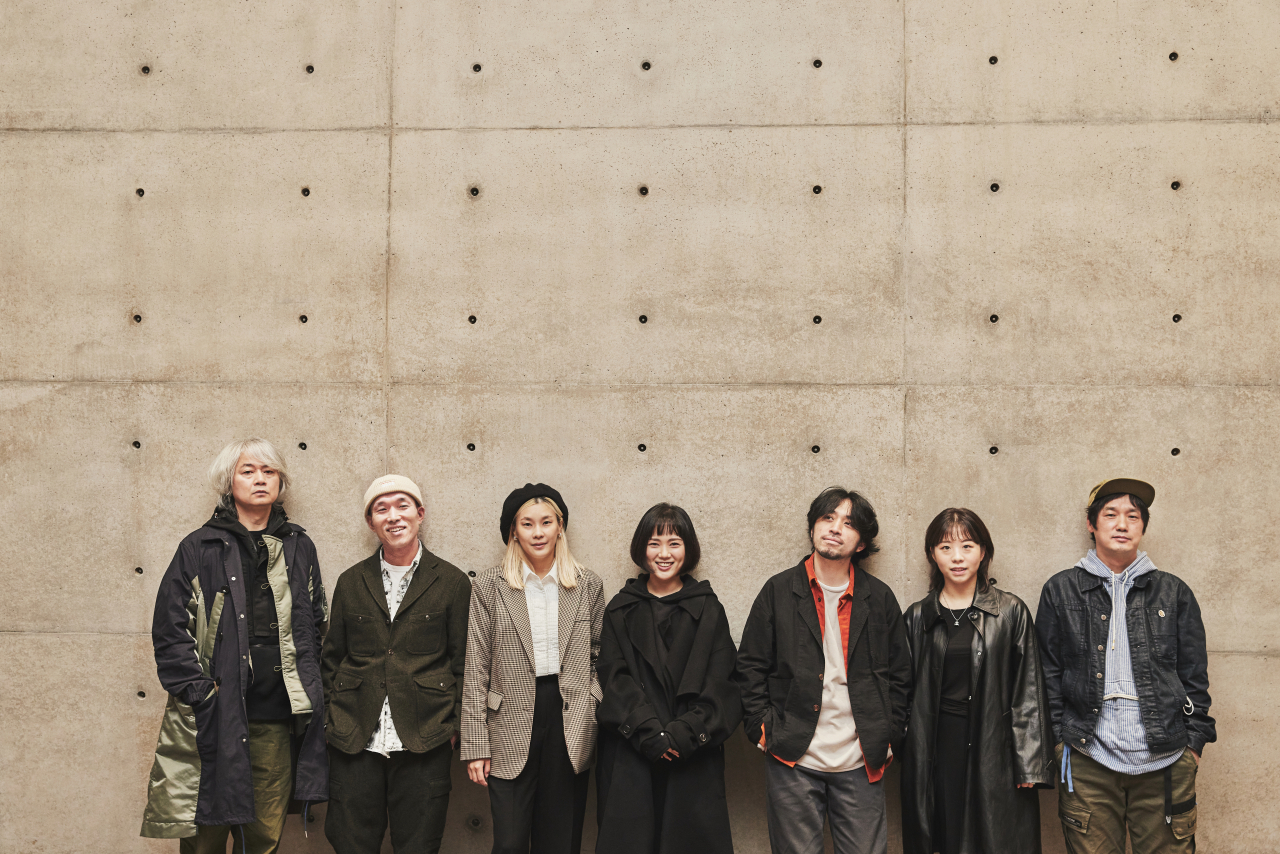 Members of Leenalchi pose for photos during an interview on Wednesday. From left Jang Young-gyu, Ahn Yi-ho, Kwon Song-hee, Lee Na-rae, Park Jun-cheol, Shin Yu-jin and Lee Chul-hee. (LG Arts Center)