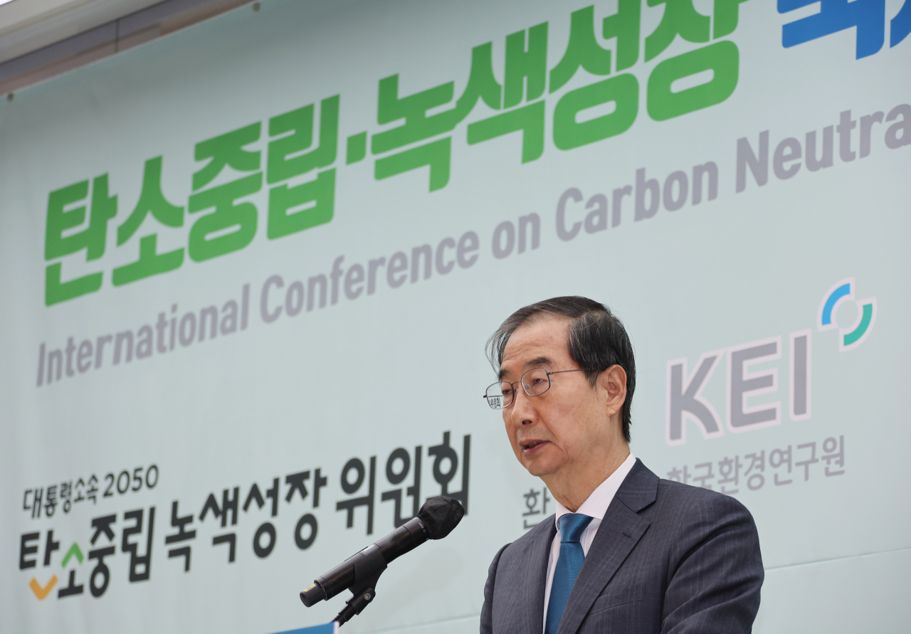 Prime Minister Han Duck-soo speaks at a conference on carbon neutrality on Thursday. (Yonhap)