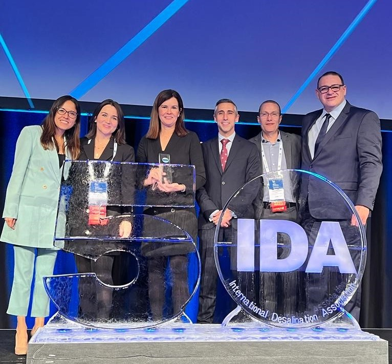 GS Inima CEO Marta Verde Blazquez (third from left) poses with other GS Inima officials on Sunday, after receiving the global award for best private company at the 2022 IDA World Congress, held in Sydney, Australia. (GS E&C)