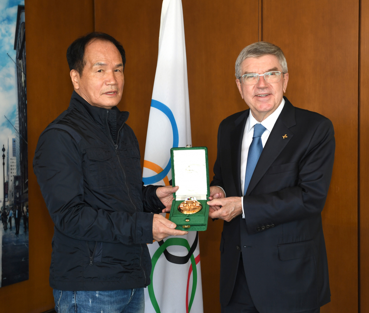 Photographer Kim Min-jae (left) receives his Pierre de Coubertin medal from IOC President Thomas Bach at COEX, in southern Seoul, on Wednesday. (Korea Sports Press Union)