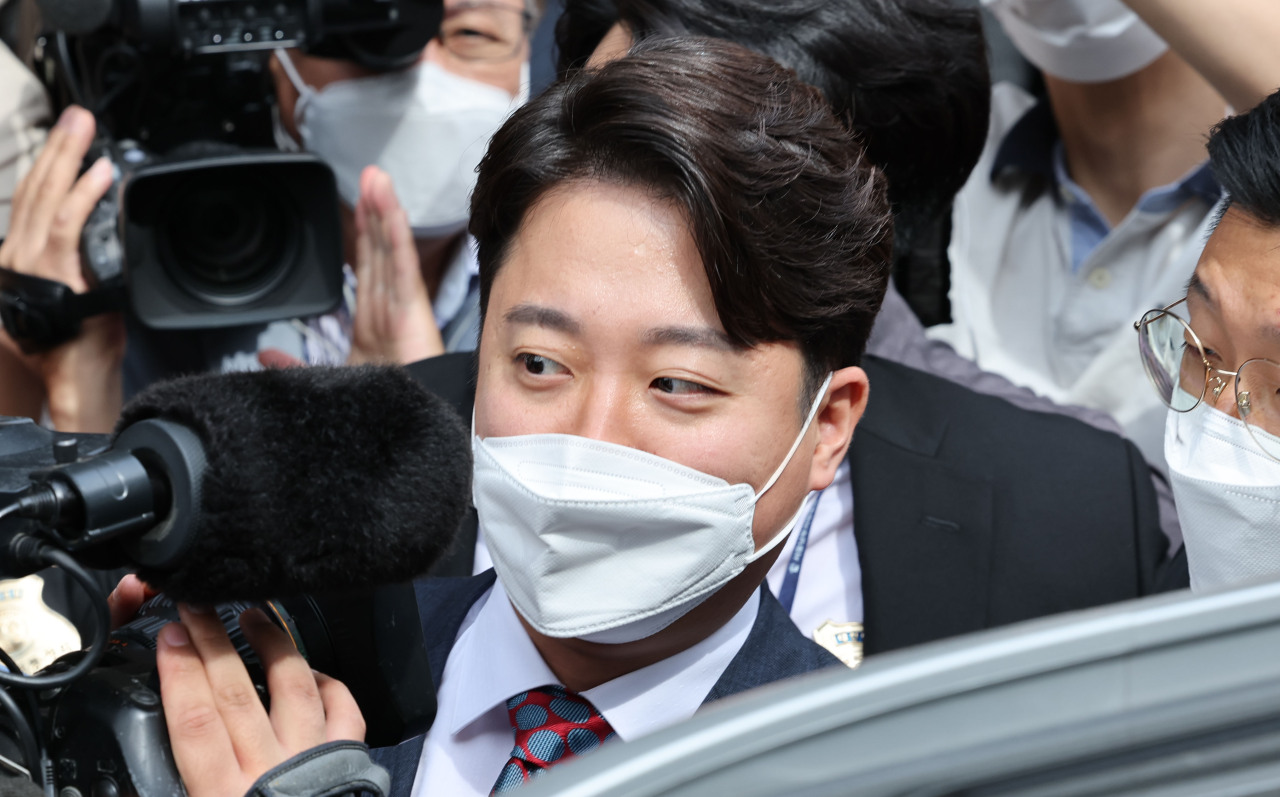 Former People Power Party Chairman Lee Jun-seok leaves the Seoul Southern District Court after attending a questioning for an injunction request on Sept. 28. (Joint Press Corps)