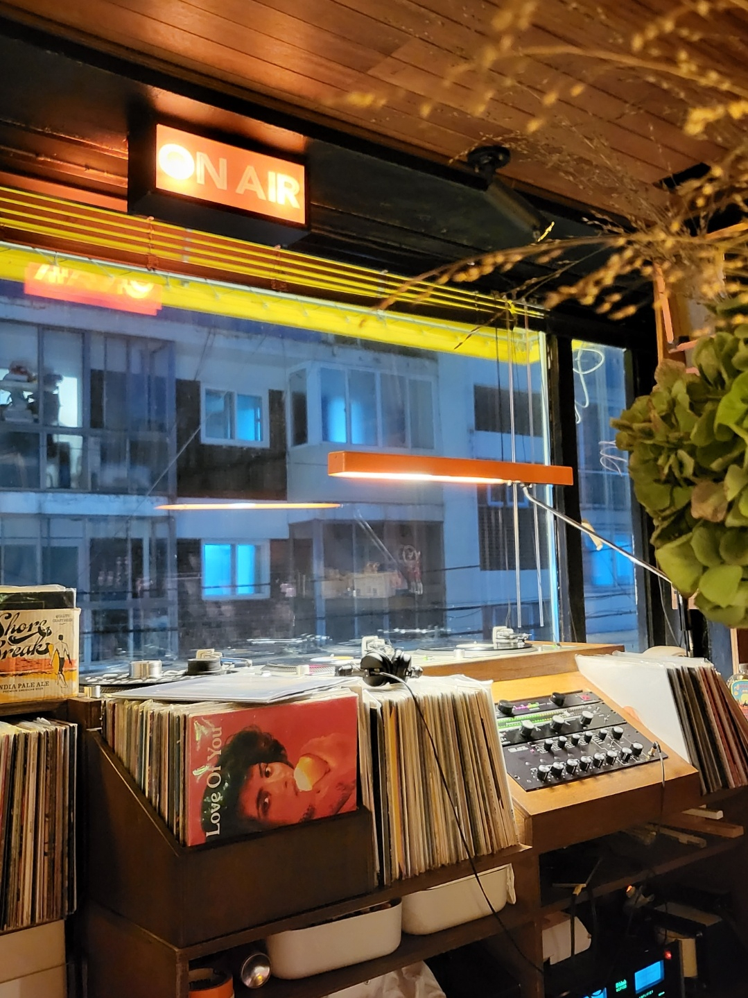 Vinyl records and the DJ station at Hills & Europa located in Haebangchon, Yongsan-gu in central Seoul (Song Seung-hyun/The Korea Herald)