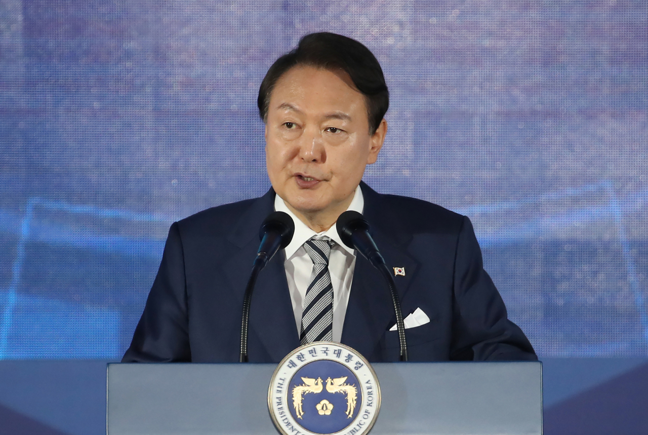 President Yoon Suk-yeol delivers a congratulatory speech at a ceremony to mark the 77th Police Day at a convention center in Incheon on Friday. (Yonhap)
