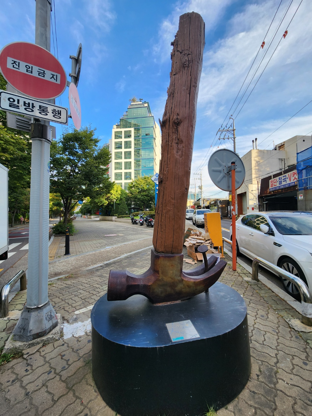 A large sculpture of a hammer in Mullae Creative Village (Choi Jae-hee / The Korea Herald)