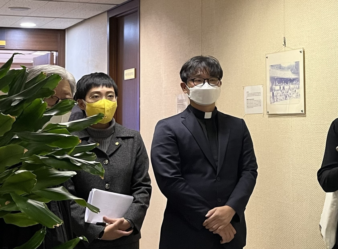 Rev. Lee Dong-hwan (left) awaits a decision of the Korean Methodist Church court on his appeal against a two-year suspension handed down on him for blessing LGBT people at an event in 2019, at the church's headquarters in Seoul on Thursday. (Yonhap)