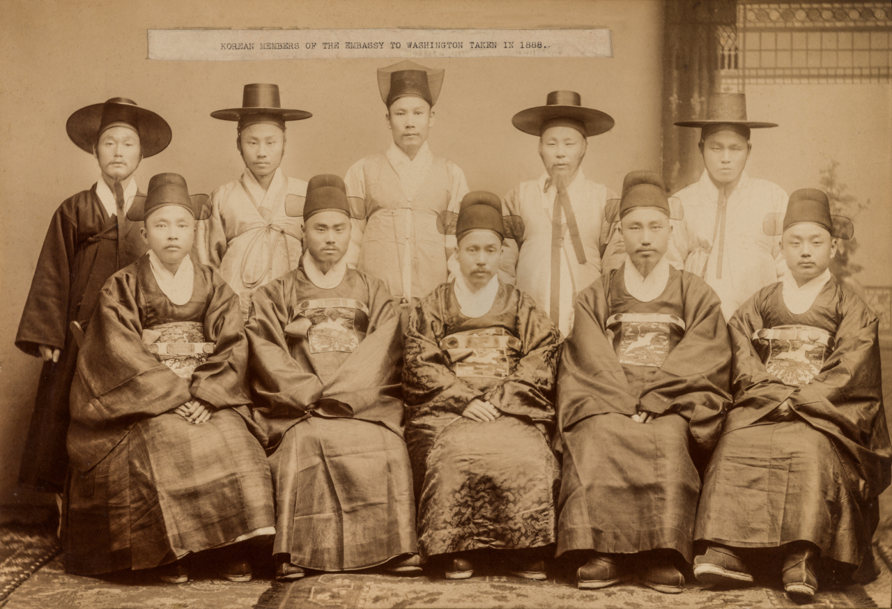 Photo of Pak Chung-yang (front center) and his entourage at the Old Korean Legation building in Washington, in 1888 (Yonsei University Dong-Eun Medical Museum)