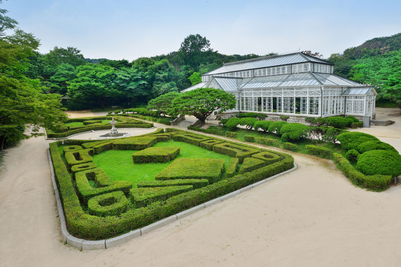A maze garden and Changgyeonggung Green House (Cultural Heritage Administration)