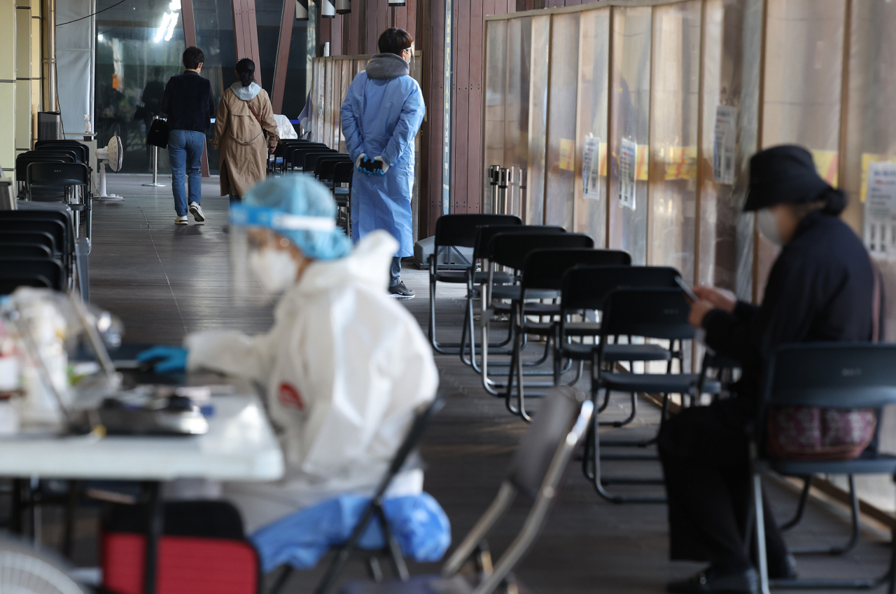 People wait for COVID-19 tests at a local testing station in Songpa-gu, Seoul on August 5. (Yonhap)