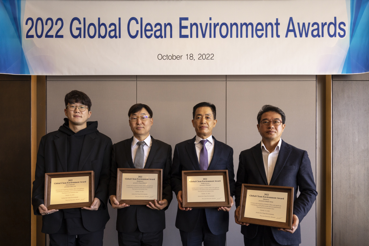 Winners of the Global Clean Environment Awards pose at the ceremony held in Seoul on Tuesday. From left: Kim Ki-hyun of Kiwe Lab, Choi Seung-ho of Panacell Biotech, Kim Kwang-sik of Siheung City government and Lee Dong-young of Bespin Global. Action for Clean Environment