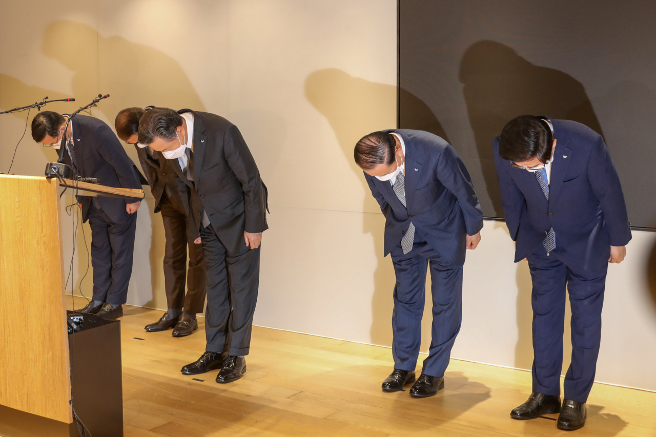 Heo Young-in (third from left) apologizes for the recent accident during a press conference at SPC Group headquarters in Yangjae, southern Seoul. (SPC Group)