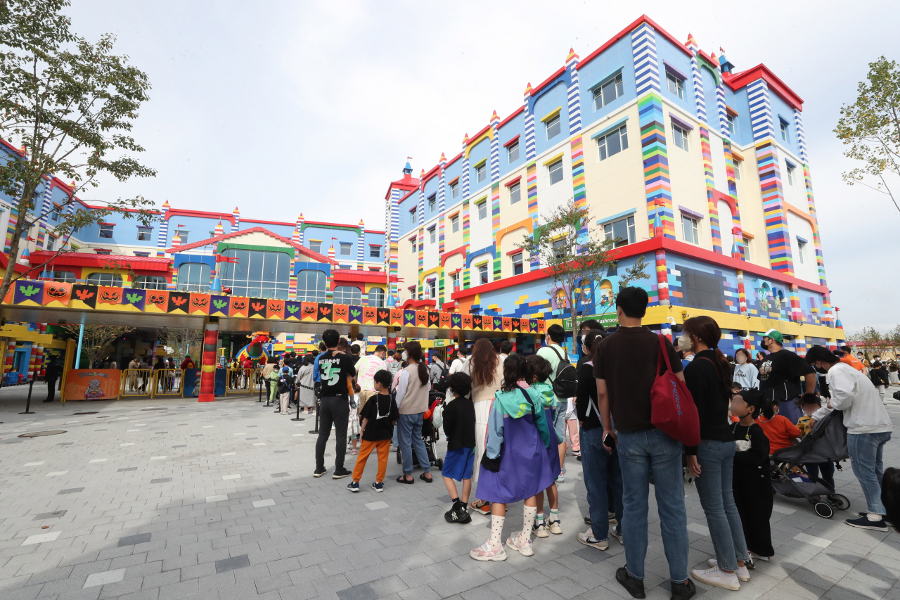 Visitors queue up to enter the Legoland theme park in Chuncheon, Gangwon Province on Sep. 28, 2022. (Yonhap)