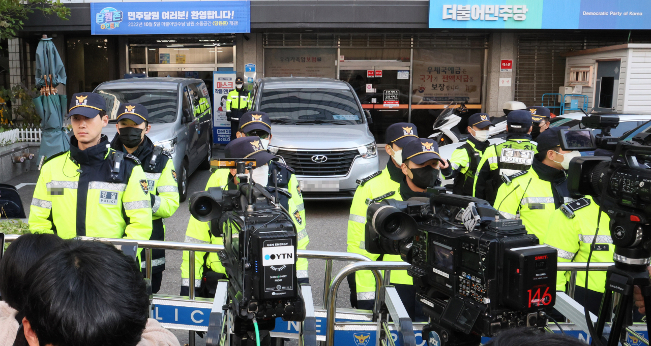 Vehicles of the prosecution are parked in front of the headquarters of the main opposition Democratic Party in western Seoul on Monday. (Yonhap)