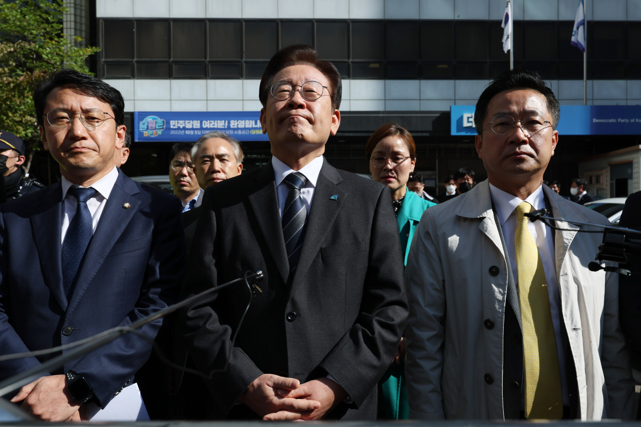 Lee Jae-myung (center), head of the main opposition Democratic Party, speaks during a news conference in front of the DP headquarters in Seoul on Monday. (Yonhap)