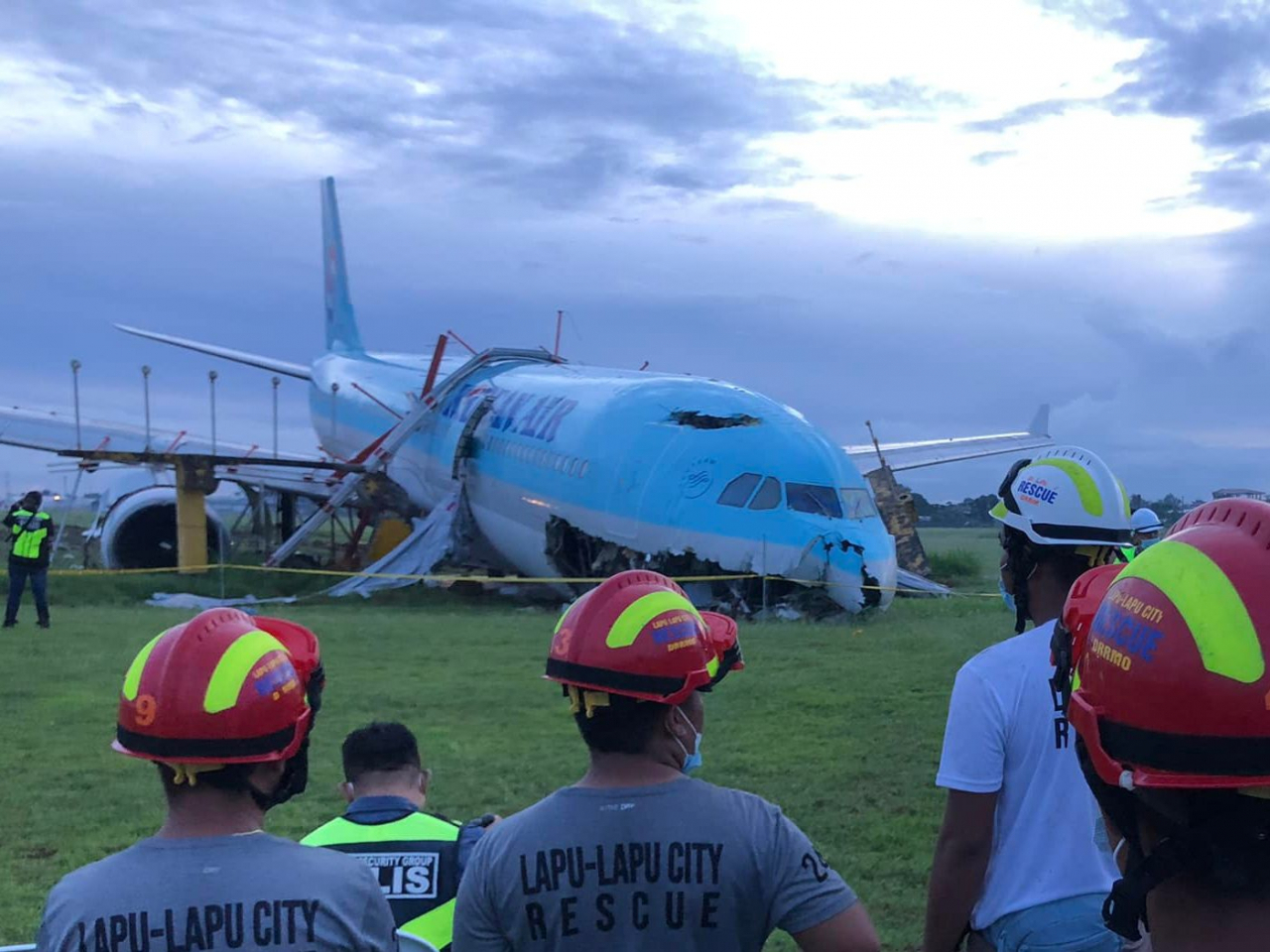 Korean Air flight KE631, partly ripped away, blocks the single runway of the Cebu International Airport. (Twitter)