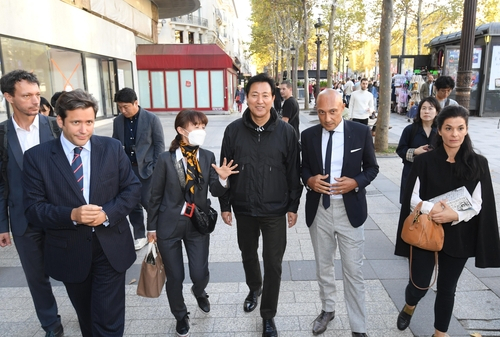 This photo shows Seoul Mayor Oh Se-hoon (center) touring the Champs-Elysees in Paris on Saturday along with officials from the Paris city government. (Seoul city government)