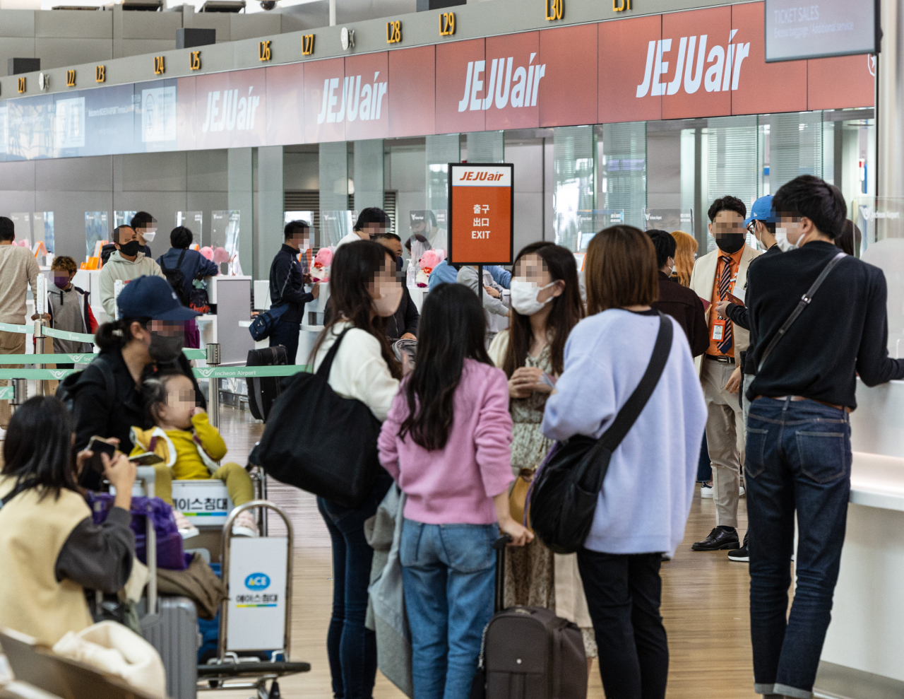 Passengers check in to board a flight heading to Fukuoka, Japan from Incheon Airport. (Yonhap)