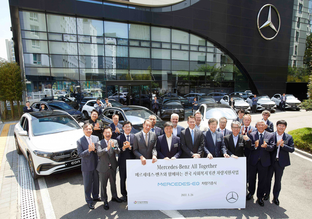 Mercedes-Benz Korea’s CSR committee members pose during a car delivery ceremony, where the automaker donated vehicles to social welfare institutes. (Mercedes-Benz Korea)