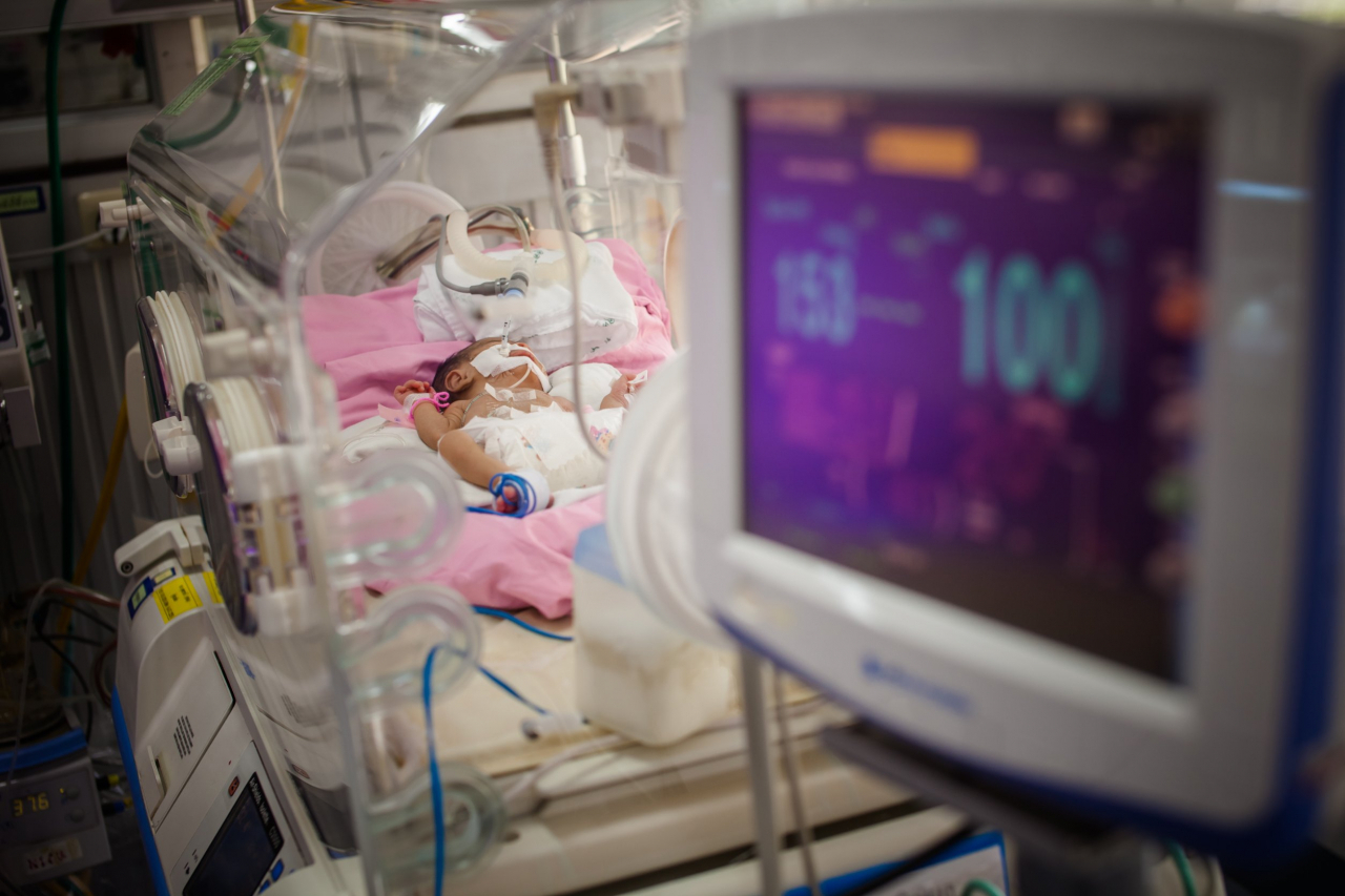 A newborn baby lies in an incubator. (123rf)