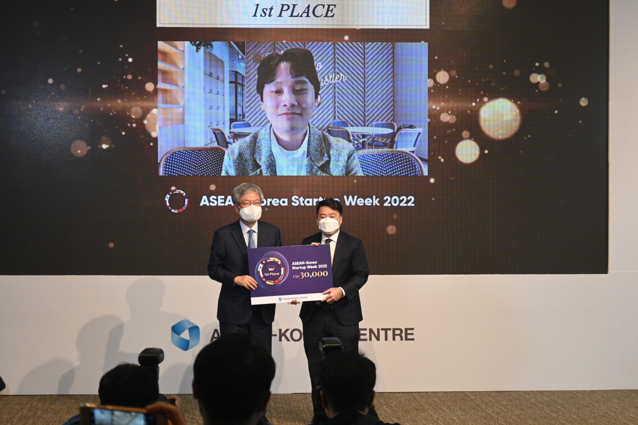 Caption 2: Enterprise Singapore Northeast Asia and Oceania Regional Director Tan Wei Ye receives an award on behalf of grand prize winner startup Filmplace based in Singapore from ASEAN-Korea Centre Secretary-General at Shilla Hotel in Seoul on Thursday. (Sanjay Kumar/The Korea Herald)