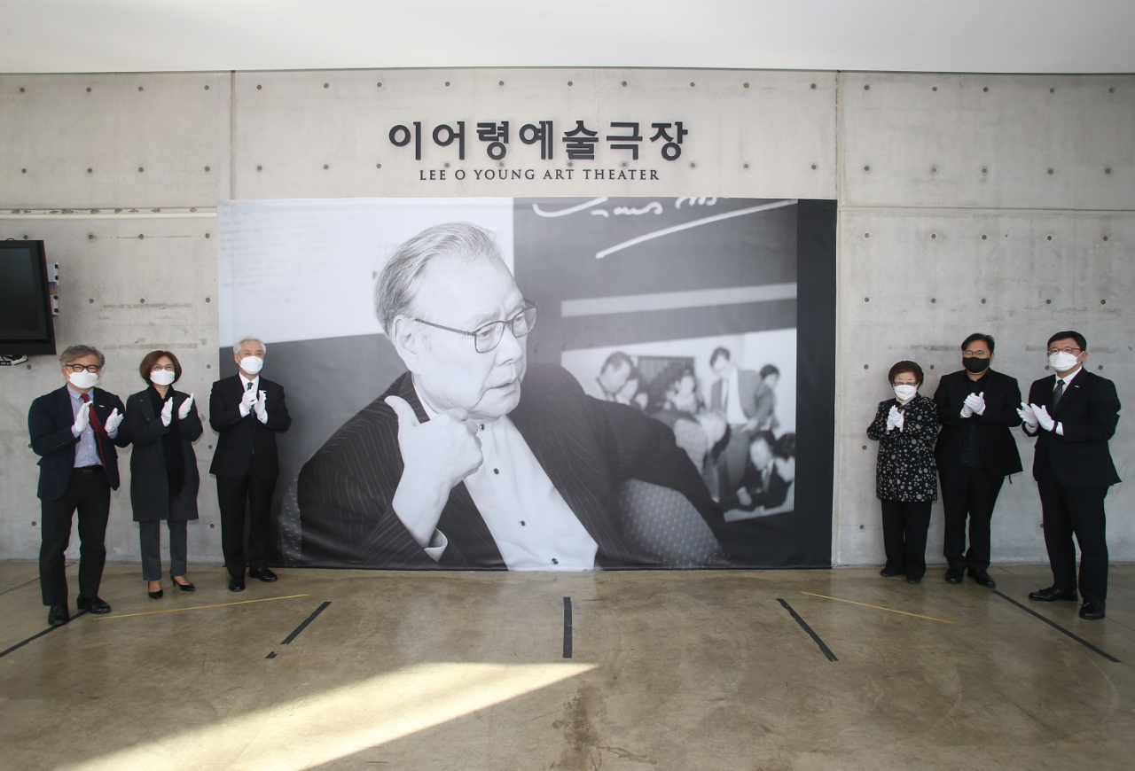 K-Arts faculty members including President Kim Dae-jin (third from left) and Lee O-young's wife Kang In-sook (fourth from left) celebrate the opening of the Lee O Young Art Theater at the Seokgwan Campus in northeast Seoul on Tuesday. (K-Arts)