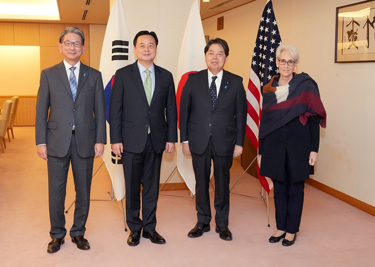 South Korean First Vice Foreign Minister Cho Hyun-dong (2nd from left) poses for a photo with his US and Japanese counterparts, Wendy Sherman (right) and Takeo Mori (left), respectively, during a courtesy call on Japanese Foreign Minister Yoshimasa Hayashi in Tokyo on Tuesday. (Japanese foreign ministry)