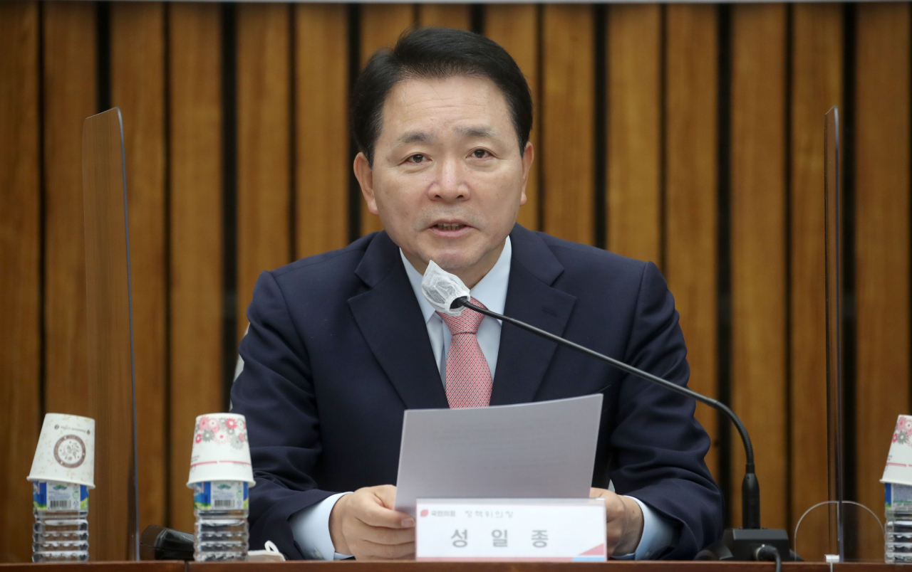 The ruling People Power Party's top policymaker Sung Il-jong speaks at a policy consultation meeting with the government at the National Assembly in western Seoul on Wednesday. (Yonhap)