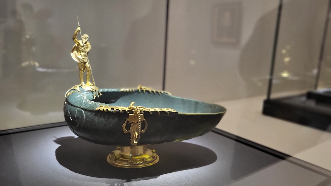 A shell-shaped bowl with designs of acanthus leaves and volute bands with a figurine of Neptune on top, created by Ottavio Miseroni (1567-1624) (Kim Hae-yeon/The Korea Herald)