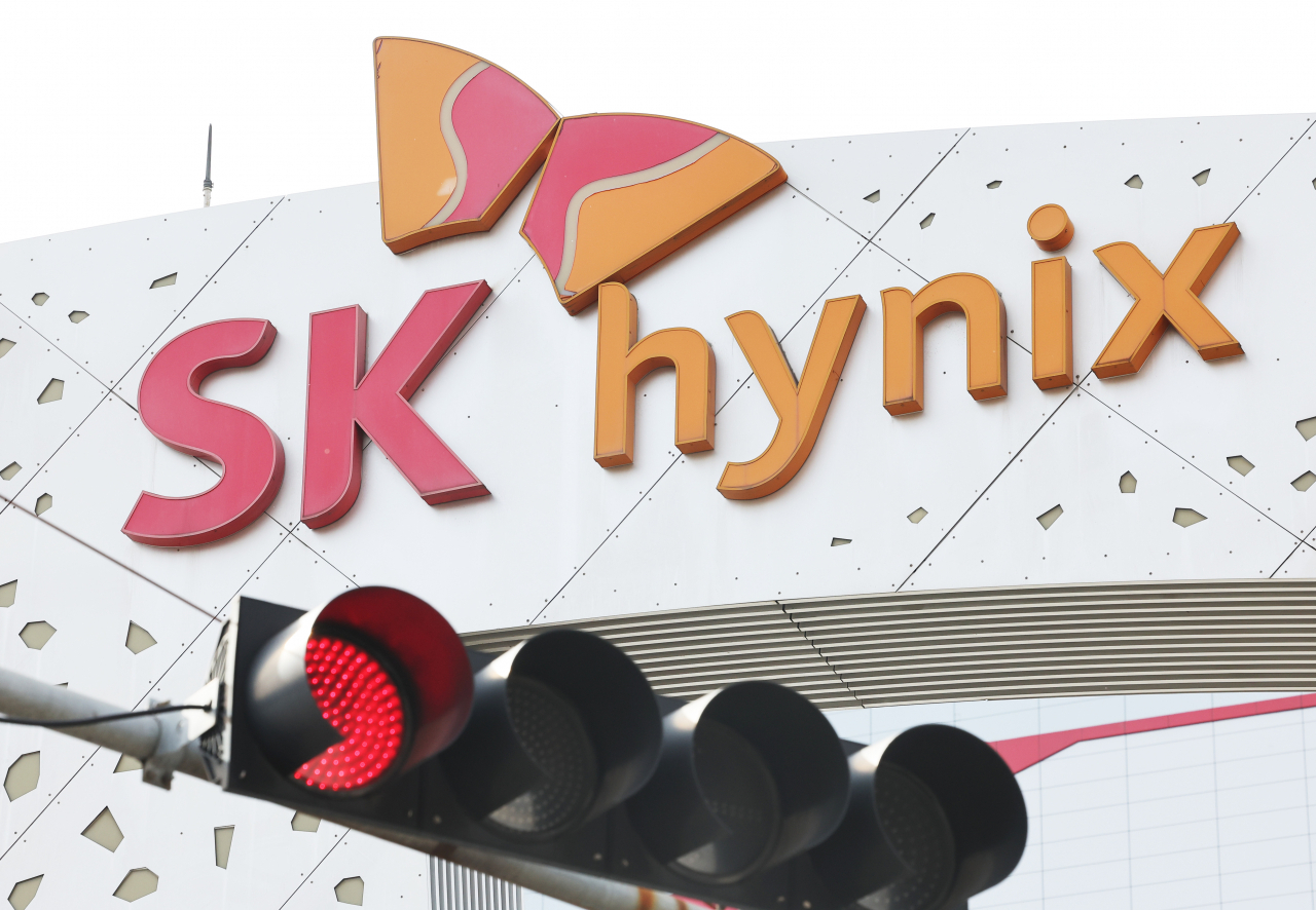 An SK hynix logo is seen outside its chipmaking facility in Icheon, Gyeonggi Province. (Yonhap)