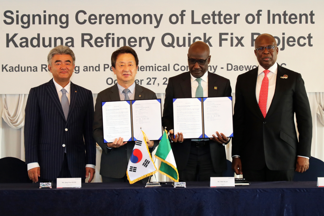 From left: Jungheung Group Vice Chairman Jung Won-ju, Daewoo E&C CEO Baek Jung-wan, NNPC Group CEO Mele Kyari, and the Nigerian Minister of Petroleum Resources Timipre Sylva poses for a photo after signing LOI on Thursday at Lotte Hotel Seoul. (Daewoo E&C)
