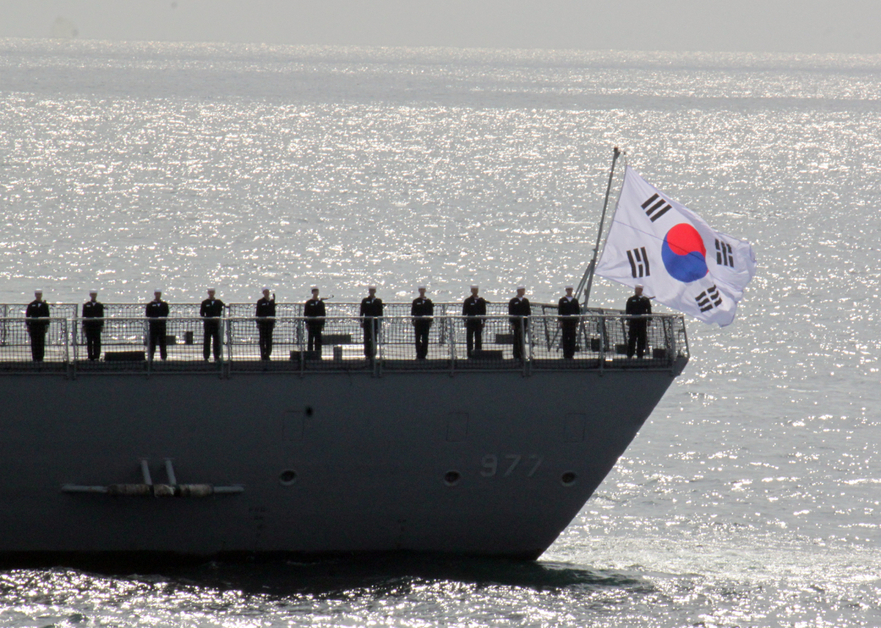 This file photo shows South Korean naval ship, the Daejoyeong, participating in an international naval review in seas off Sagami Bay in the Japanese prefecture of Kanagawa on Oct. 15, 2015. On Oct. 27, 2022, South Korea decided to rejoin the naval review set for Nov. 6. (Yonhap)