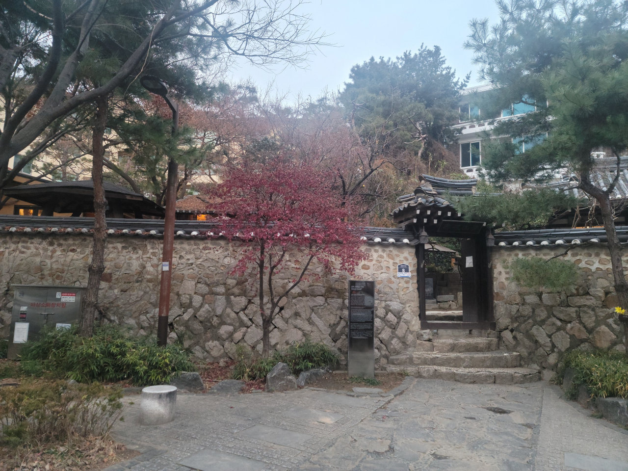 Suyeonsanbang, a hanok tea house located in Jongno-gu. A granddaughter of novelist Yi Tae-jun, a pioneer of short stories in Korea, opened Yi's writing space as a tea house in 1998. (Changbi Publishers)