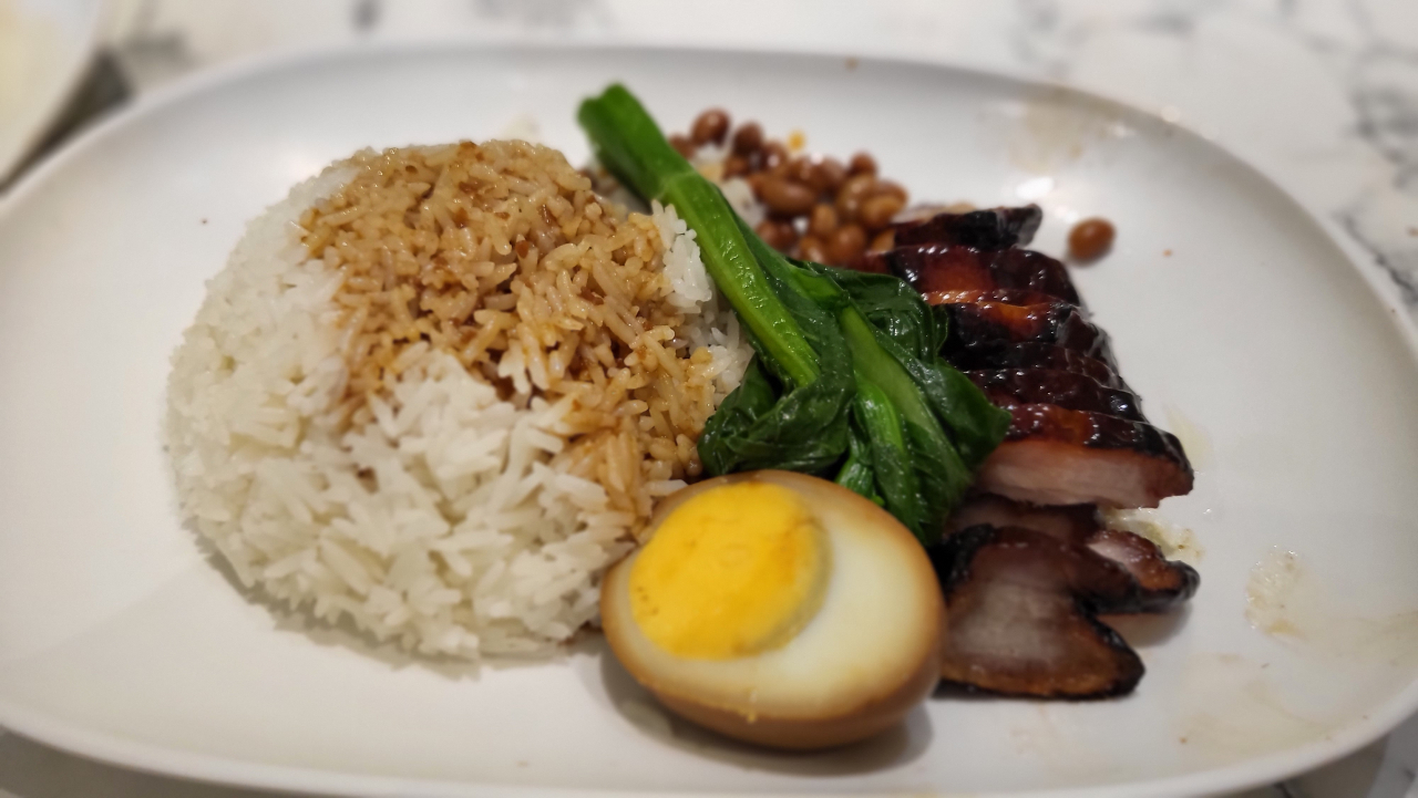 Char siu rice at Hawker Chan in Chinatown, Singapore (Kim Hae-yeon/ The Korea Herald)