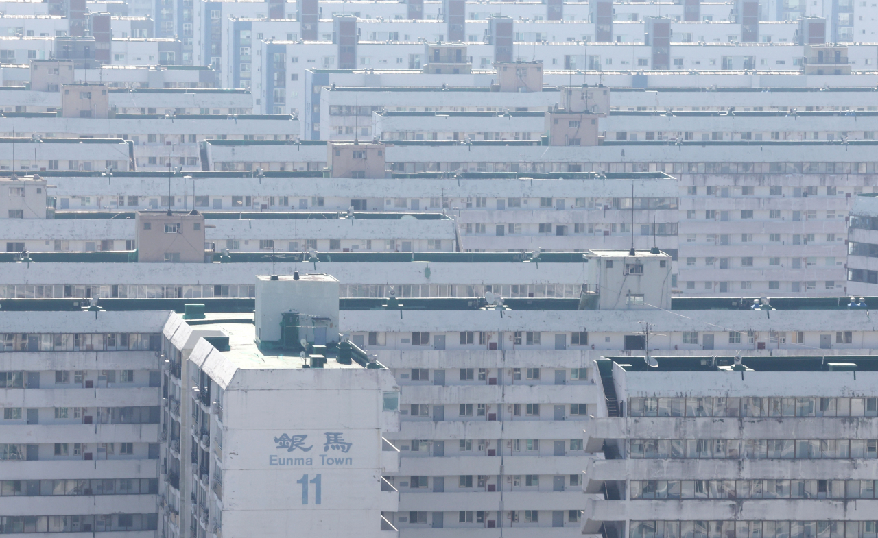 This photo taken last Thursday shows an apartment complex in southern Seoul. (Yonhap)
