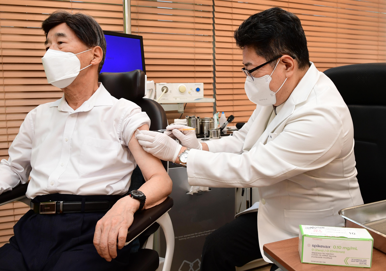 A man receives Moderna's bivalent booster at a local hospital in Gangnam-gu, Seoul, Oct. 11. (Yonhap)