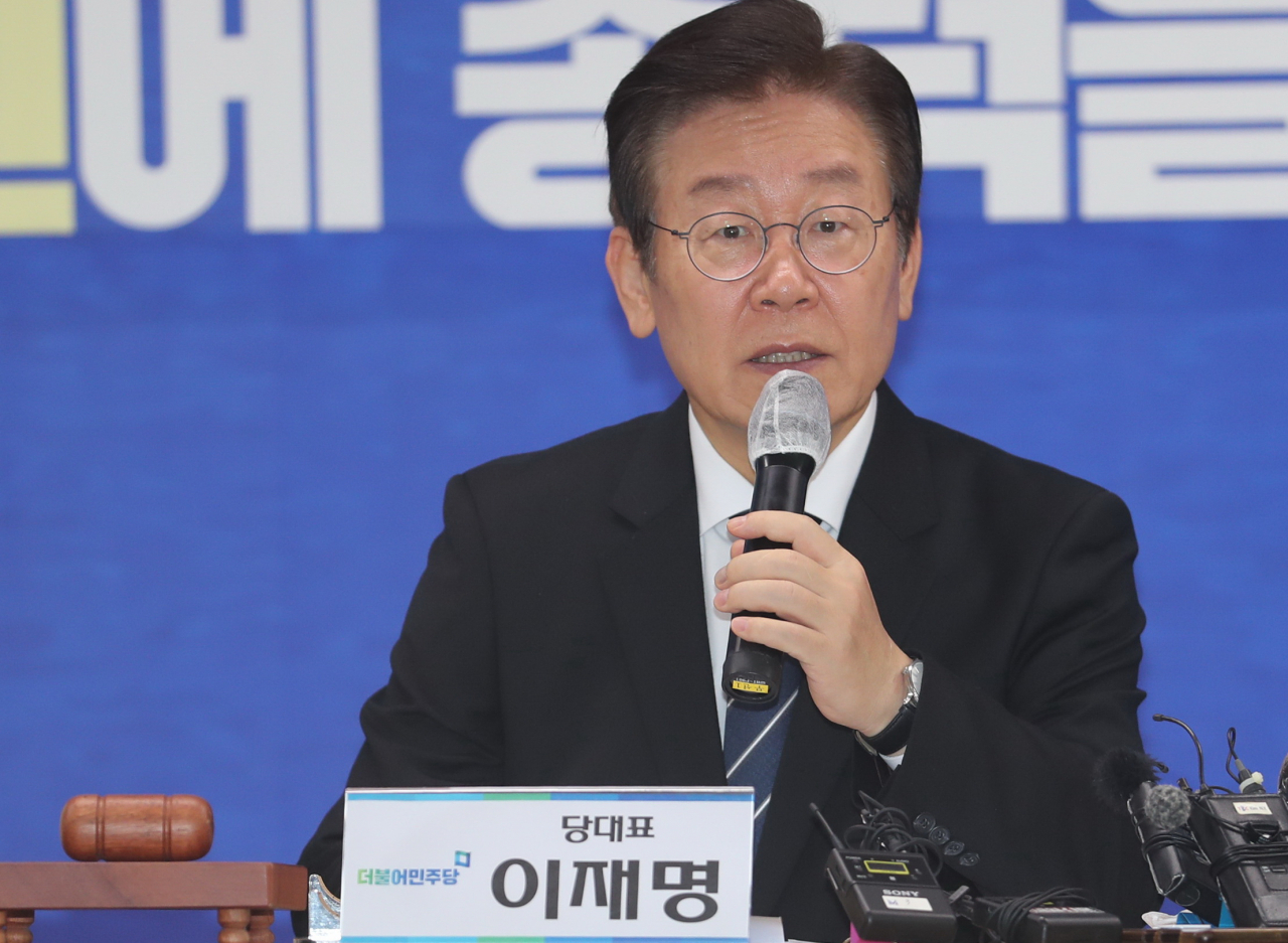 Lee Jae-myung, the leader of main opposition Democratic Party of Korea, speaks at the Supreme Council Meeting held in Daegu, Friday. (Yonhap)