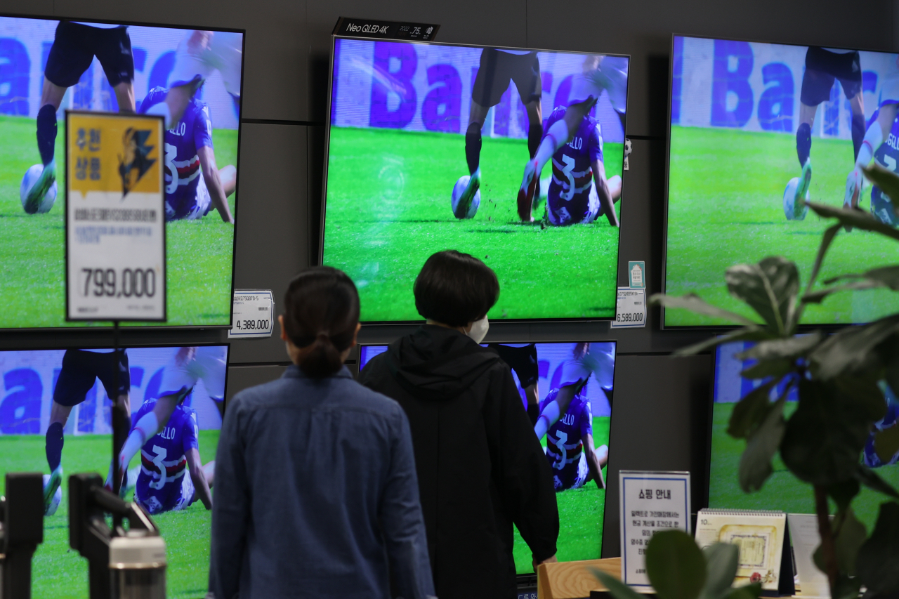 TVs are displayed at a local electronics store in Seoul (Yonhap)