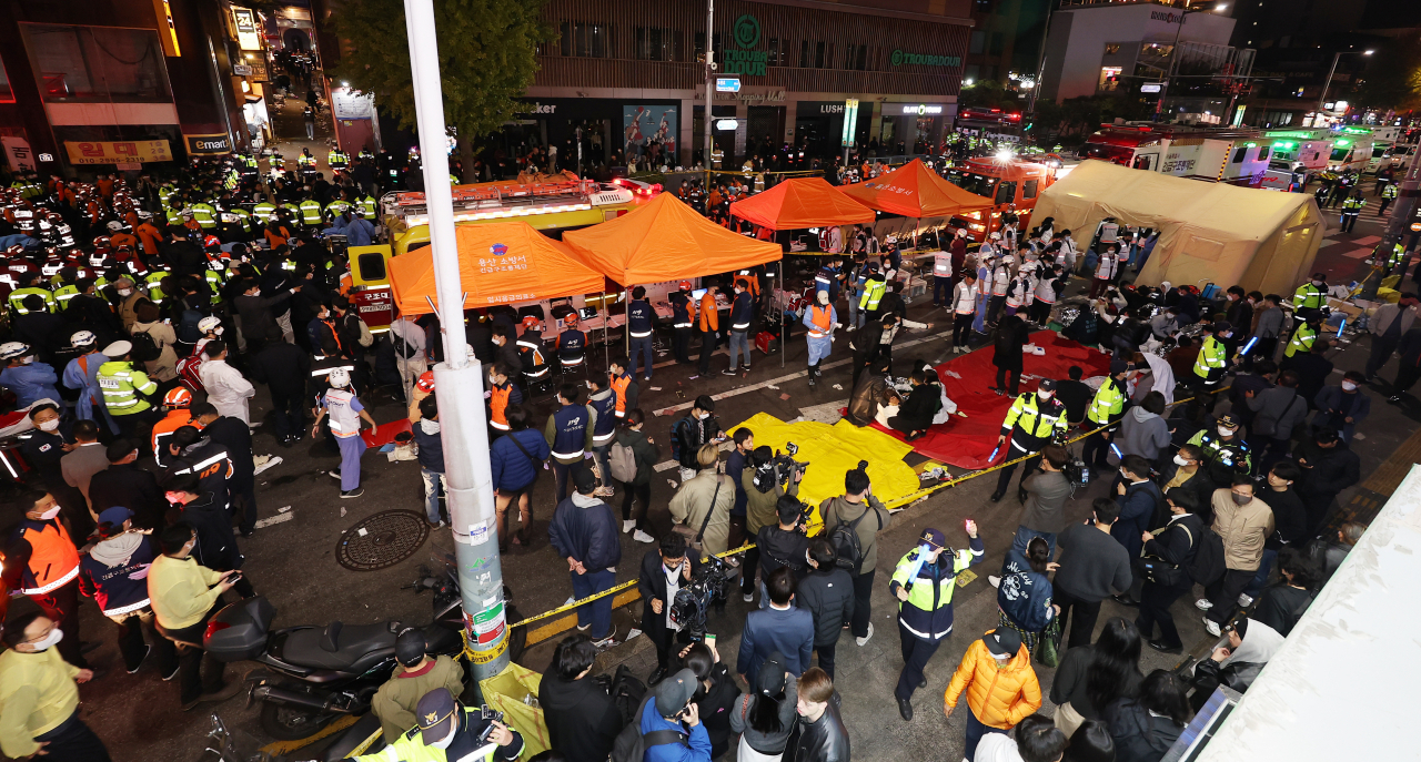 A temporary emergency medical center set up on Hangang-ro, the main road near Itaewon Station in central Seoul, on Sunday. (Yonhap)