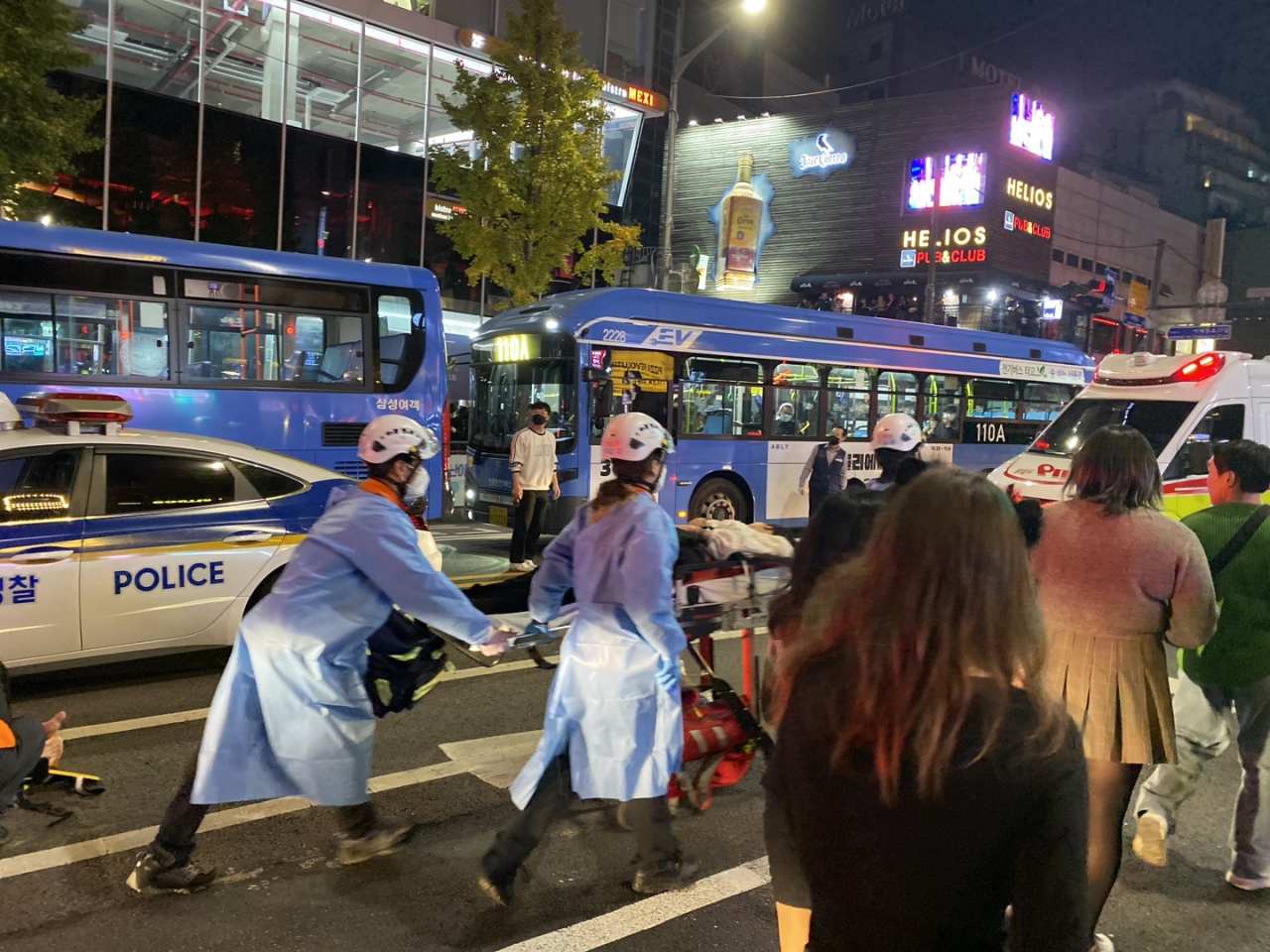 Paramedics transport an injured patient in Itaewon, Yongsan-gu, central Seoul at around 3:00 a.m. on Sunday. (Sanjay Kumar/The Korea Herald)