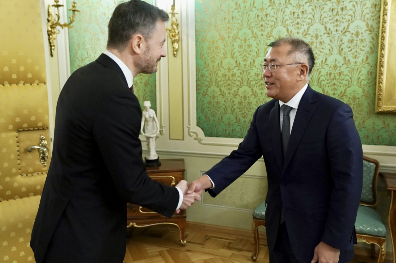 Hyundai Motor Group Executive Chair Chung Euisun (right) shakes hands with Slovakian Prime Minister Eduard Heger upon his visit to Bratislava, Slovakia, Friday. (Hyundai Motor Group)